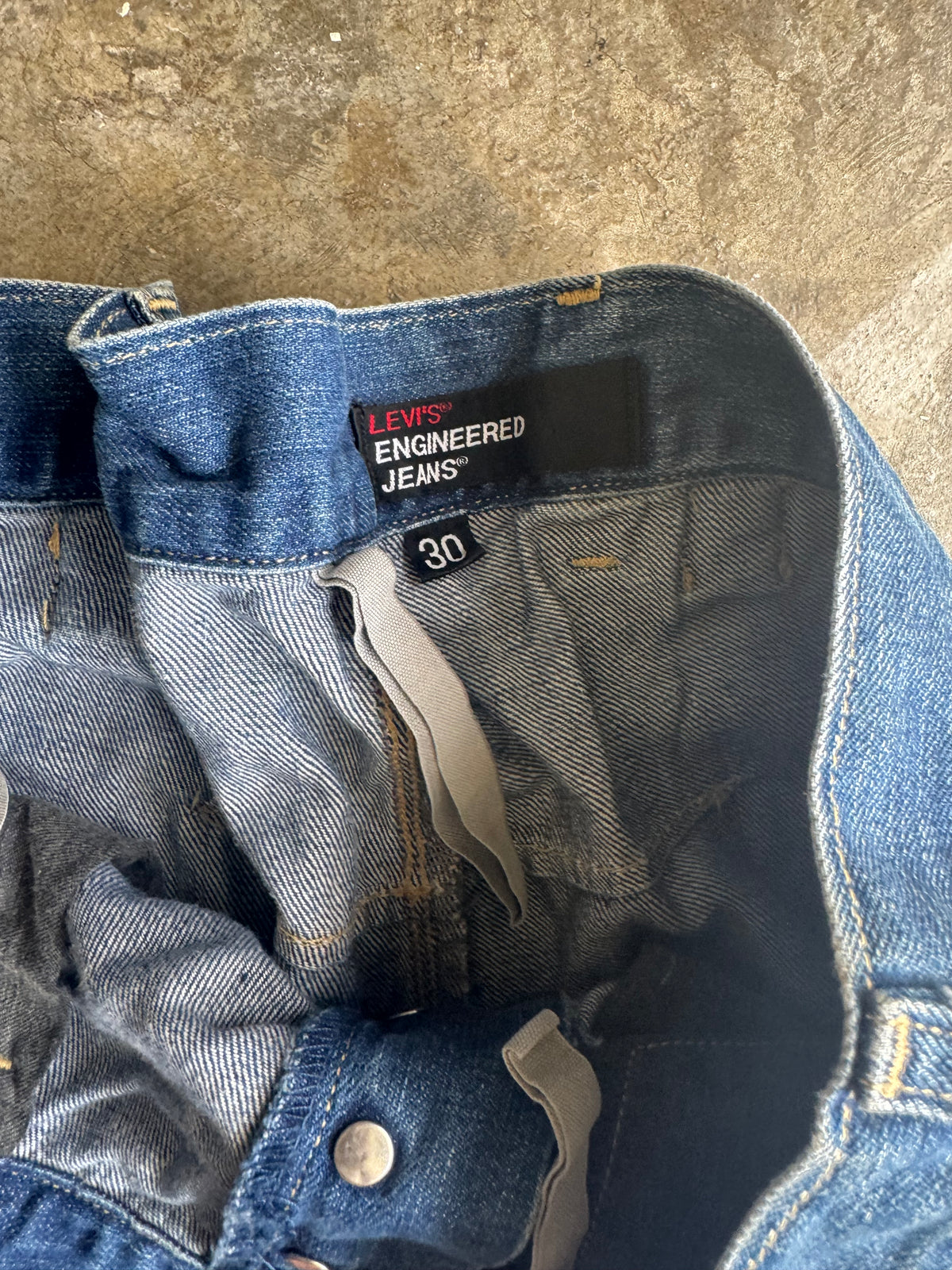Vintage Levis Engineered Faded Buckle belt Jeans (30)