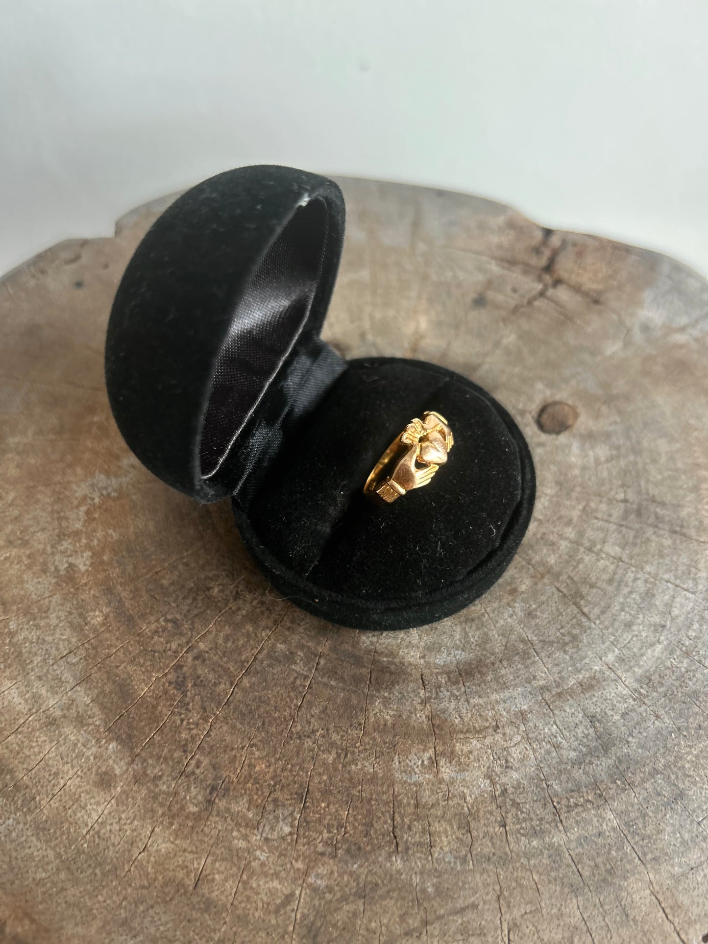 Vintage Gold 9K Claddagh Heart Ring (51)