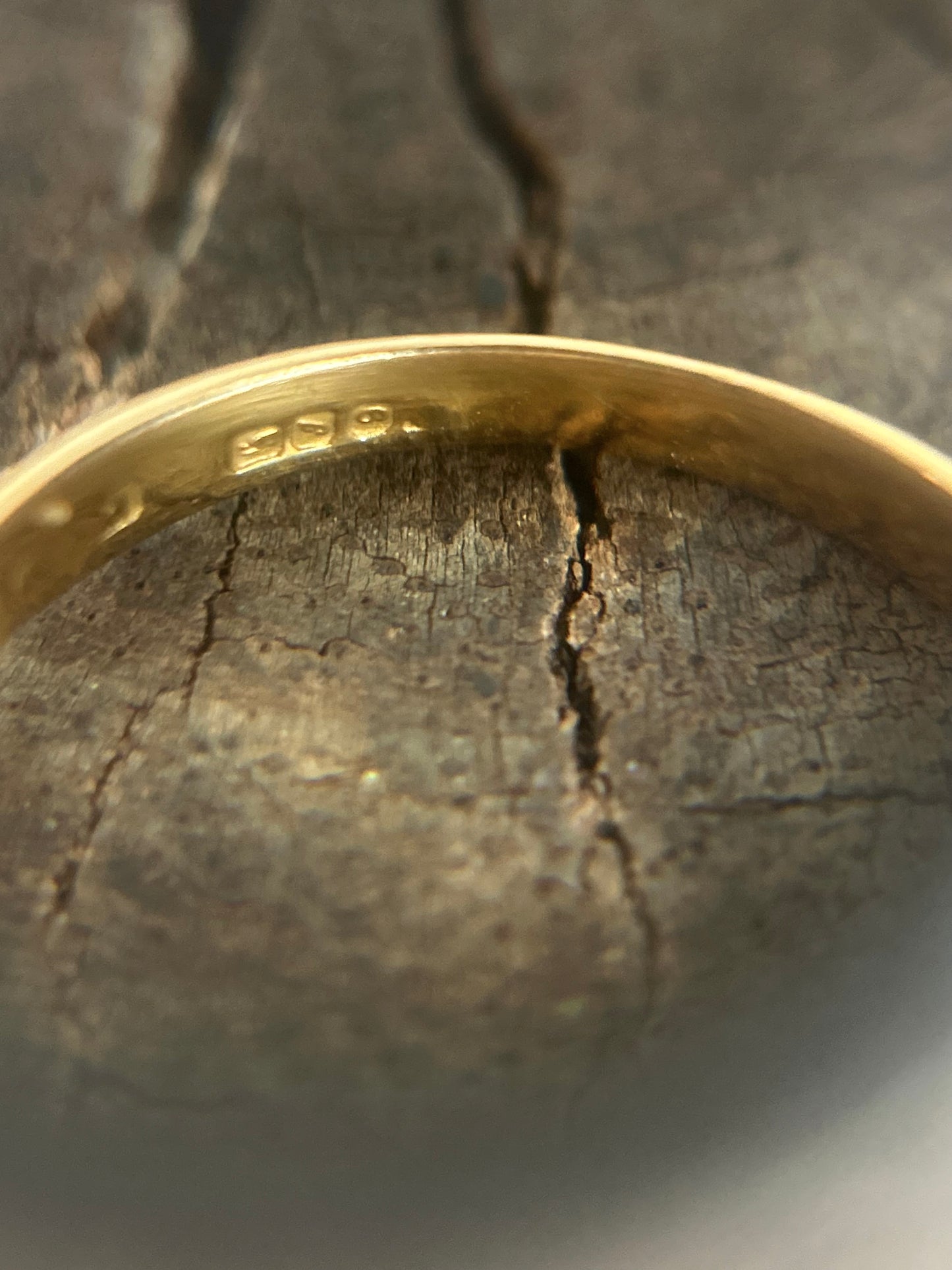 Vintage Gold 9K Claddagh Heart Ring (51)