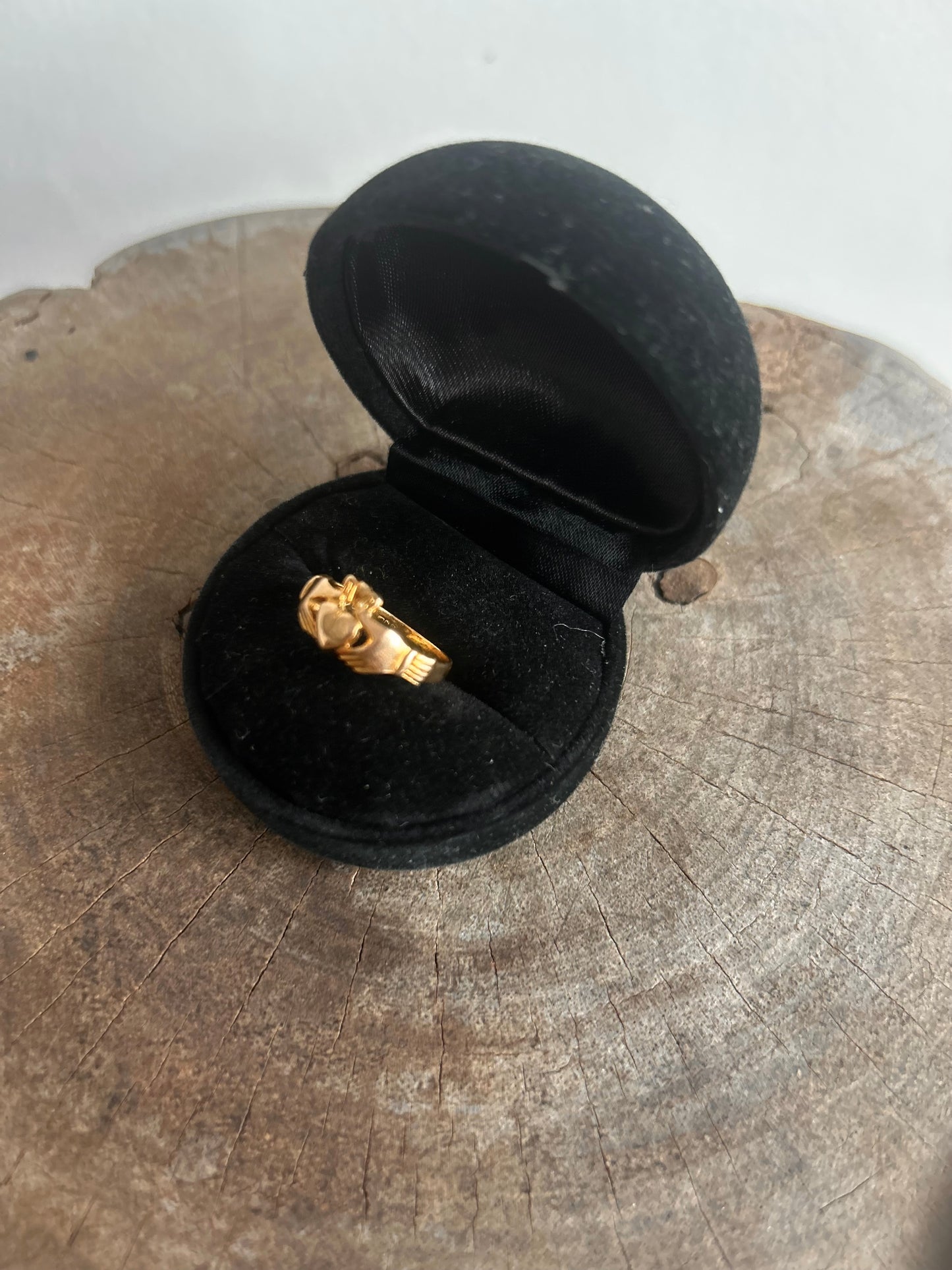 Vintage Gold 9K Claddagh Heart Ring (51)