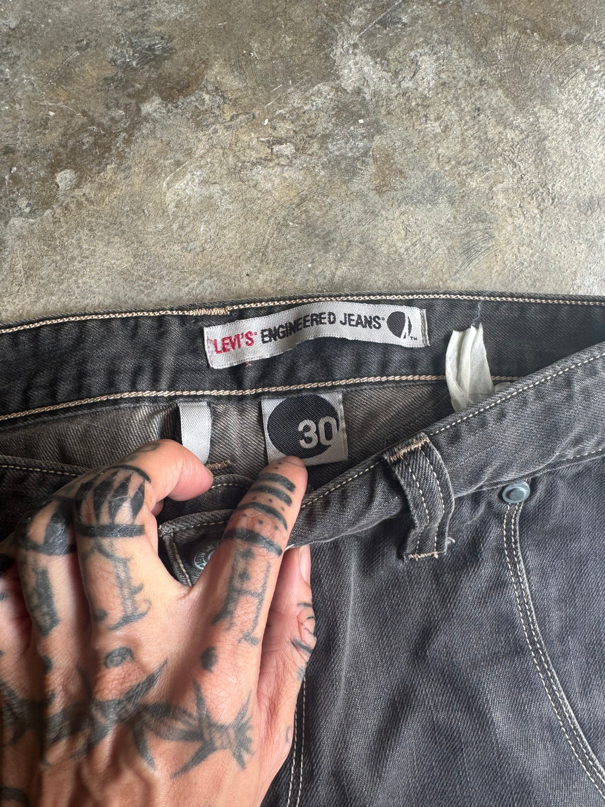 Vintage Levis Engineered Faded Black Buckle Belt (32)