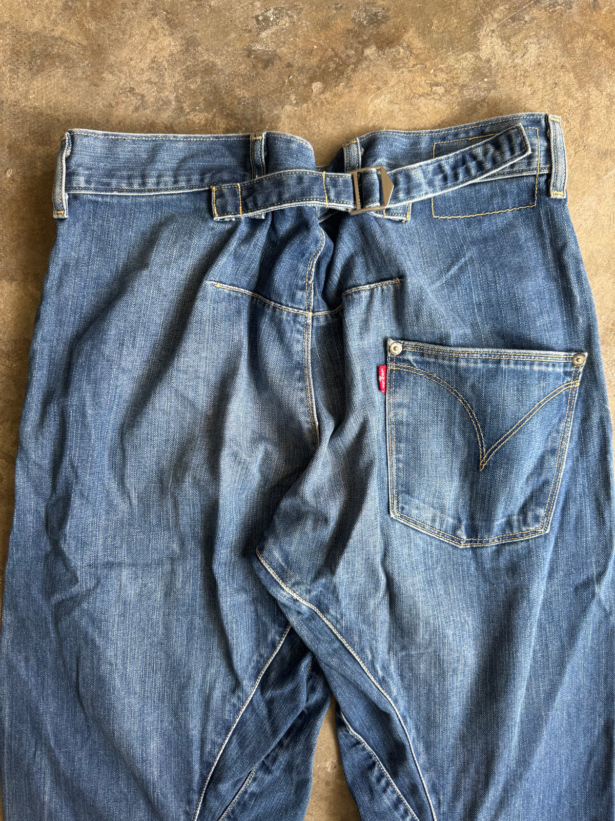 Vintage Levis Engineered Faded Buckle belt Jeans (30)
