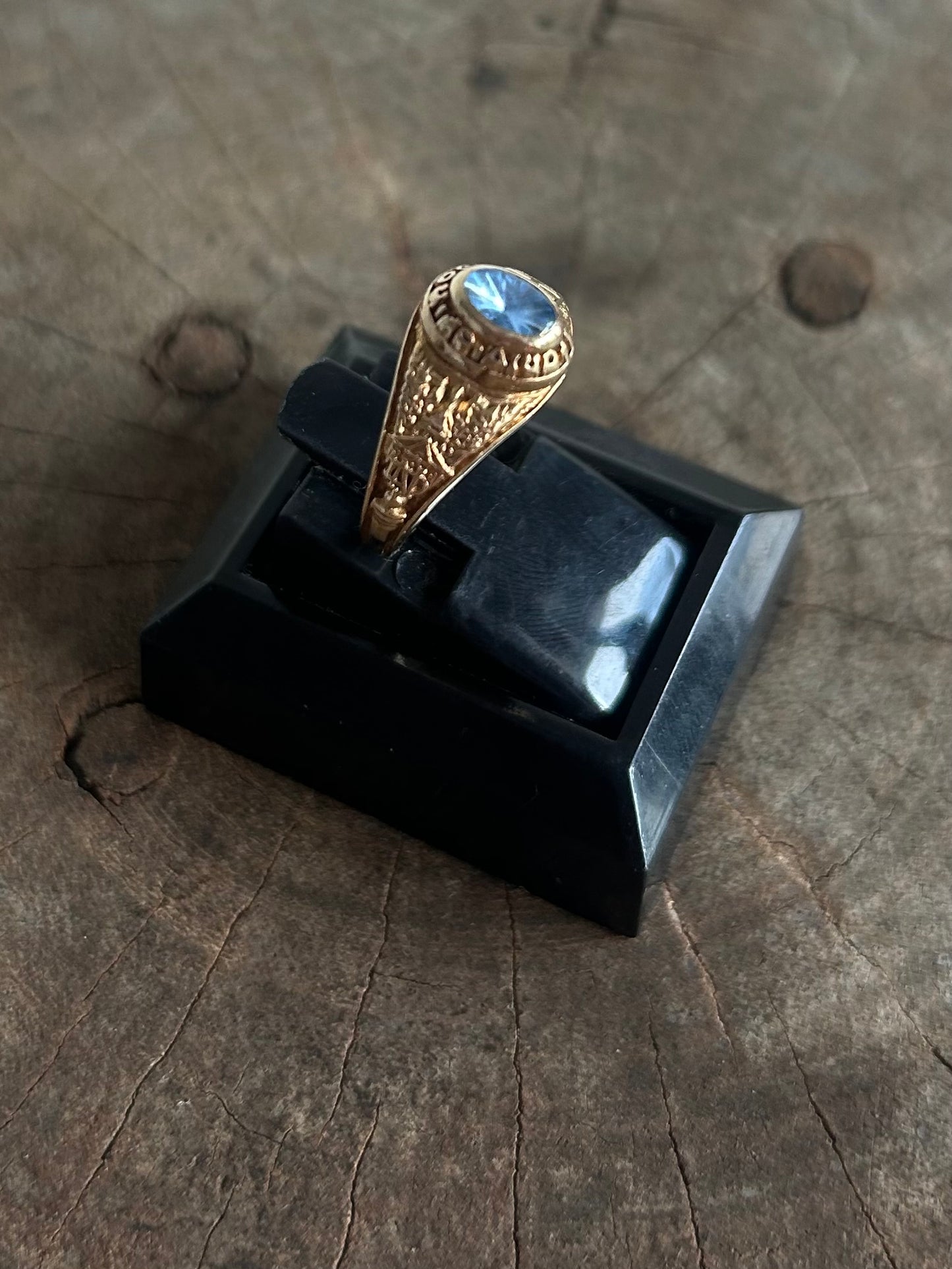 Vintage 2006 Gold 10K Blue Gems Signet Rings